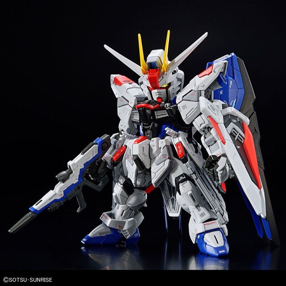 GUNDAM - Master Grade SD Freedom Gundam - Model Kit